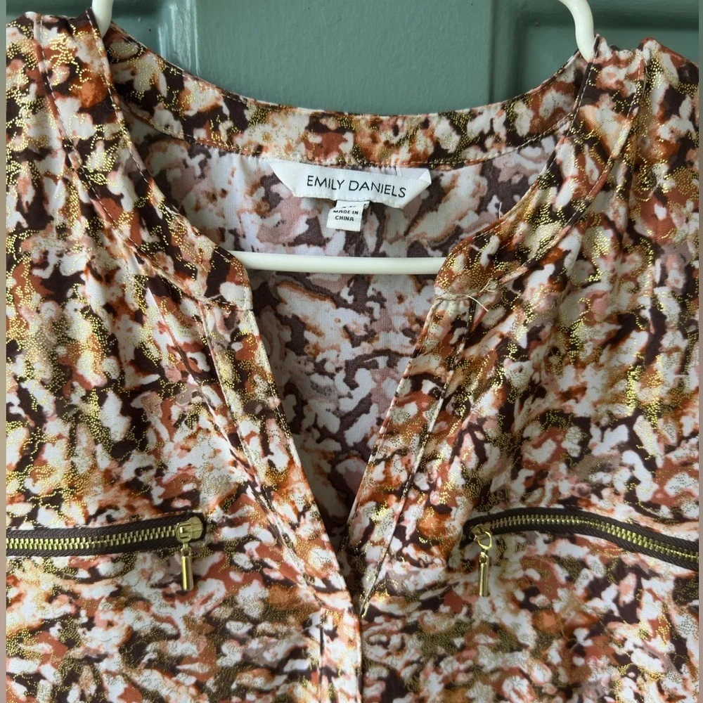 🍁 V-Neck Button Blouse 🍁 - Picture 2 of 4